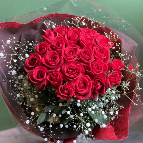 かすみ草を添えた赤バラの花束